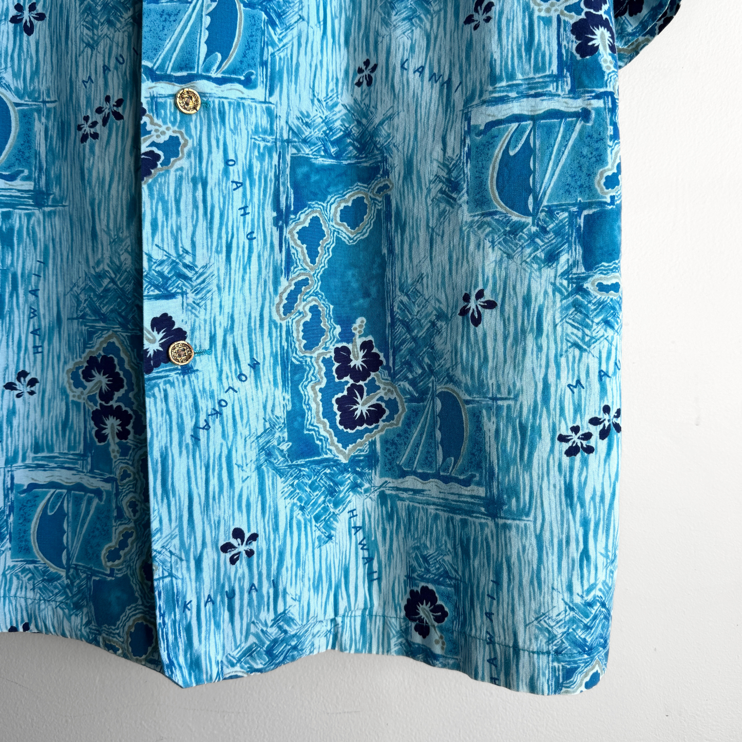 Vintage 1960s Hawaiian Islands Print Button Up Hawaiian Shirt - Shop ThreadCount Vintage Co.