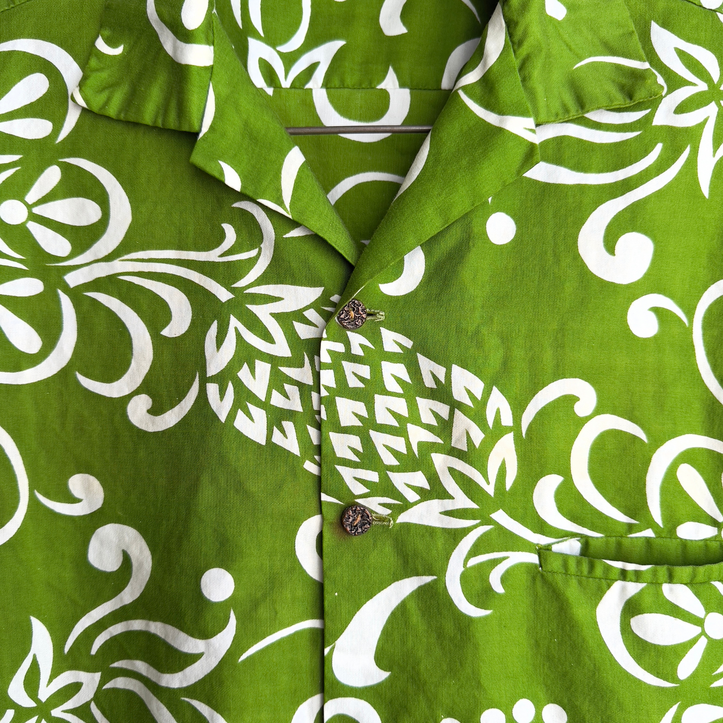 1960s Green & White Floral Button Up Hawaiian Shirt - Shop ThreadCount Vintage Co.