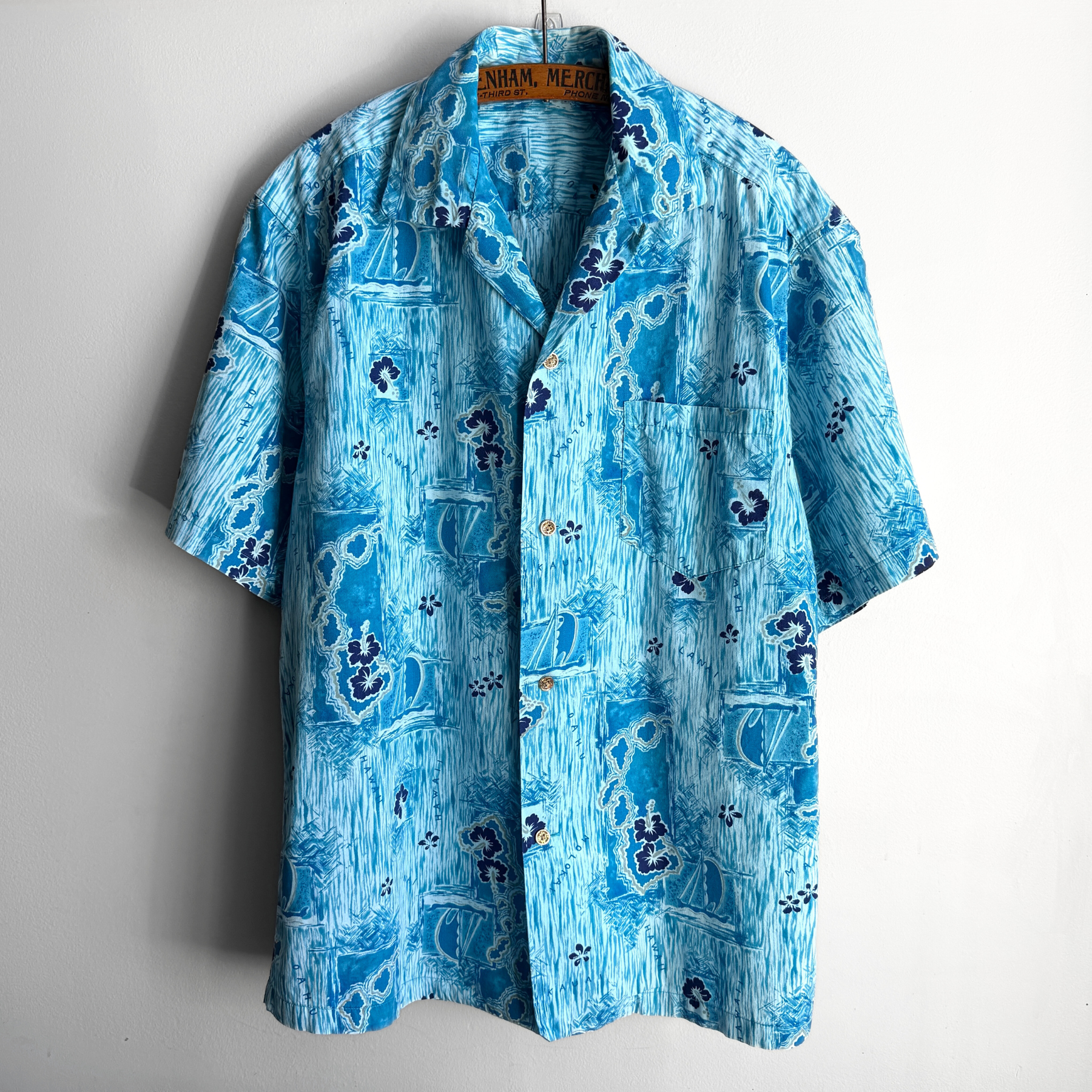 Vintage 1960s Hawaiian Islands Print Button Up Hawaiian Shirt  - Shop ThreadCount Vintage Co.