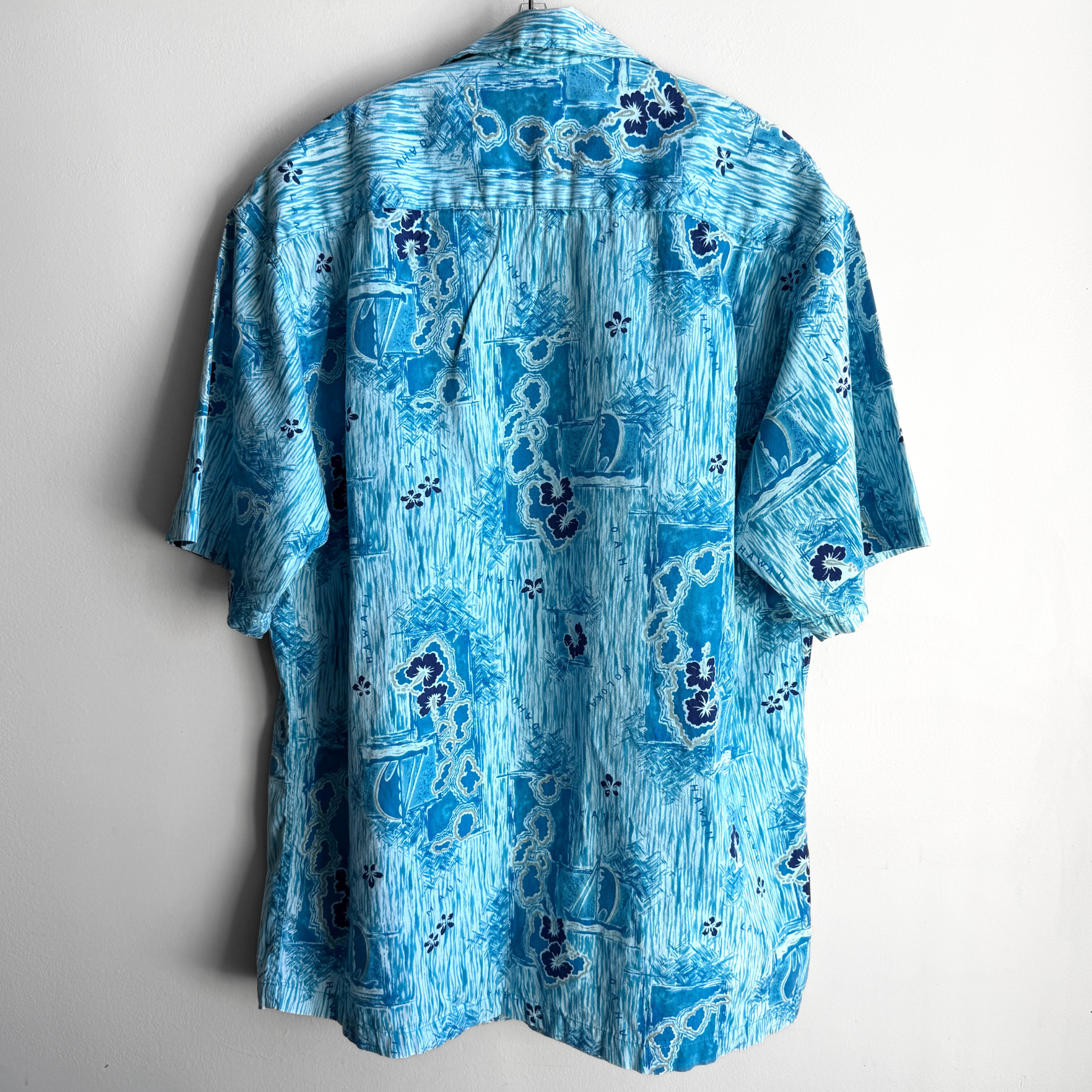 Vintage 1960s Hawaiian Islands Print Button Up Hawaiian Shirt  - Shop ThreadCount Vintage Co.