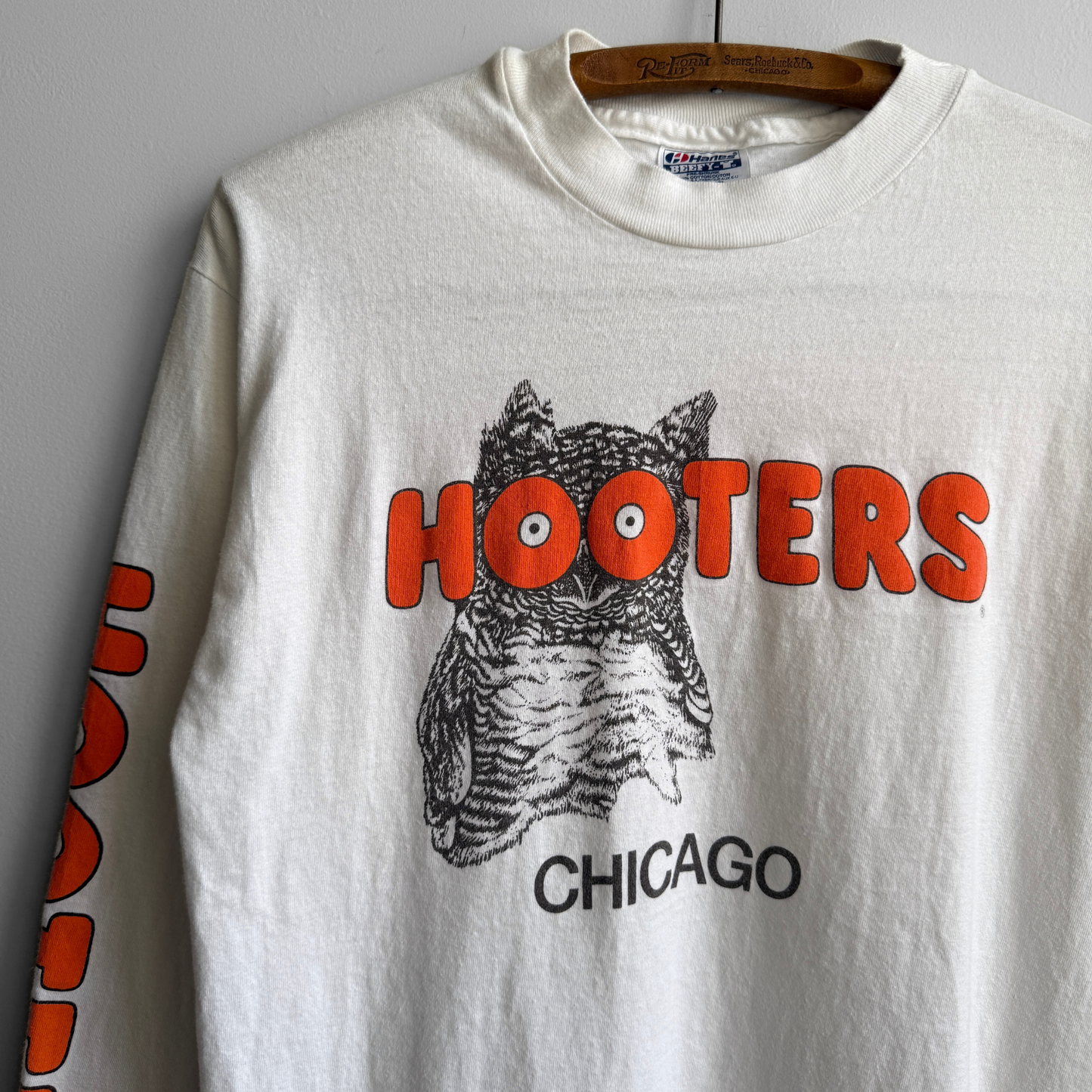 1980s Hooters Chicago White Graphic Long Sleeve
