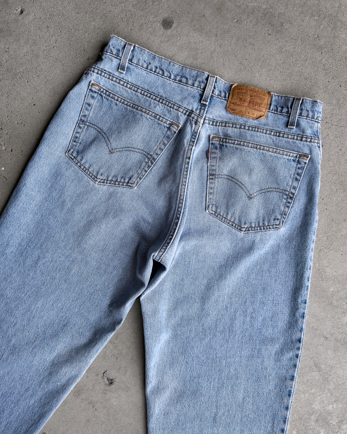 Vintage 1990s Levi's 560 Loose Fit Tapered Leg Denim Jeans  - Shop ThreadCount Vintage Co.